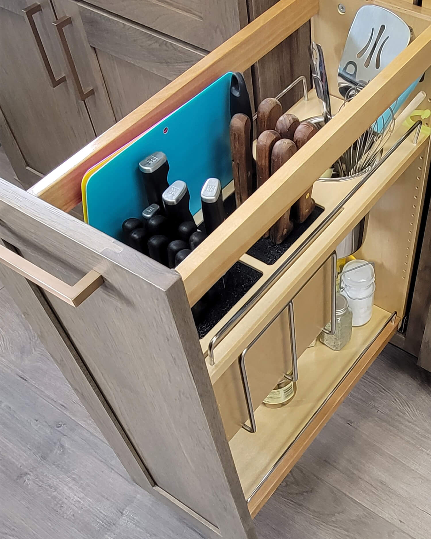 Our Base Pull-Out Knife + Utensil Cups storage accessory is available in 9″, 12″, and 15″ wide configuration options. All sizes include flexible knife storage technology that can accommodate cutlery tools of all sizes in any position and 4 cutting mats and .