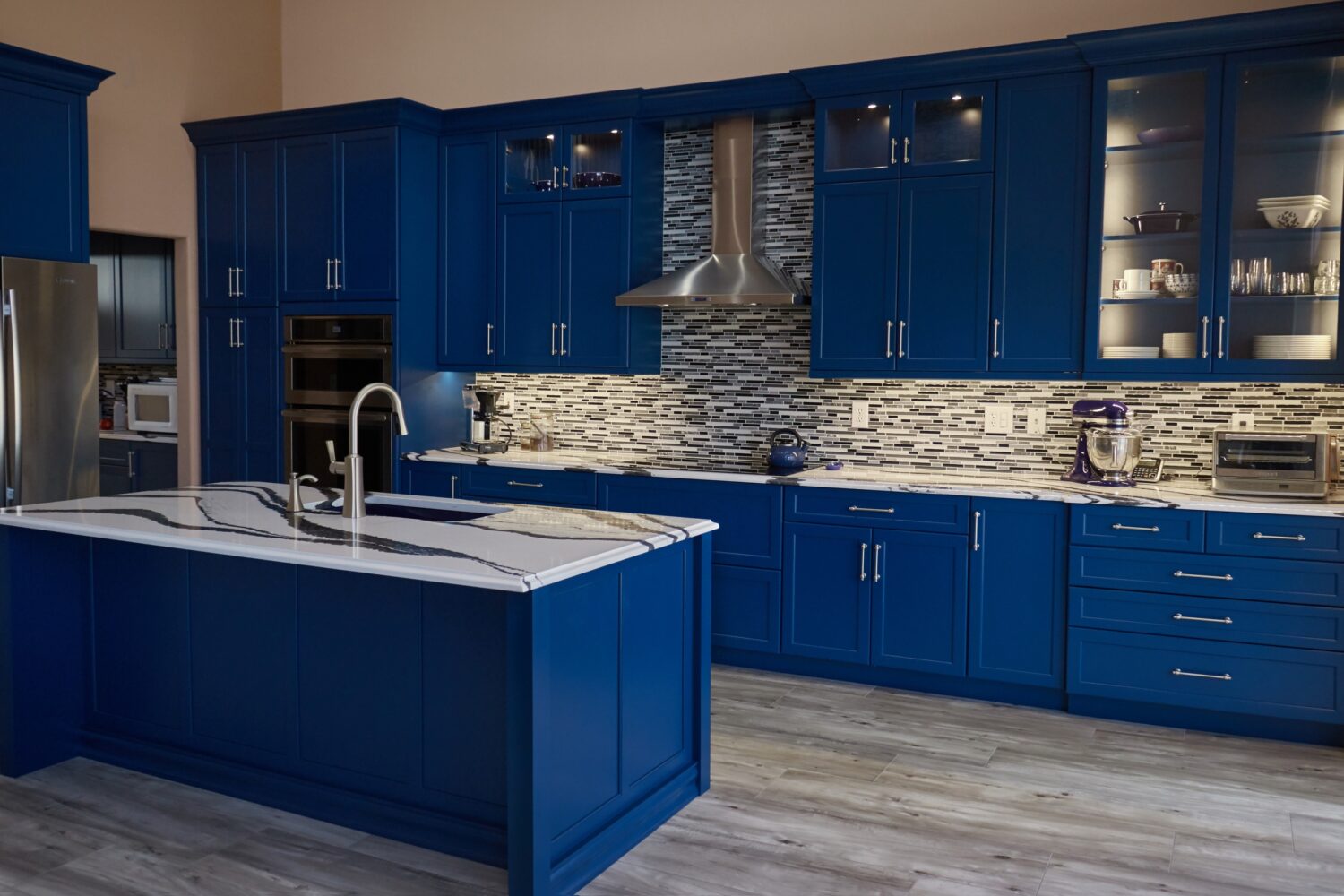 синяя кухня с мраморной столешницей