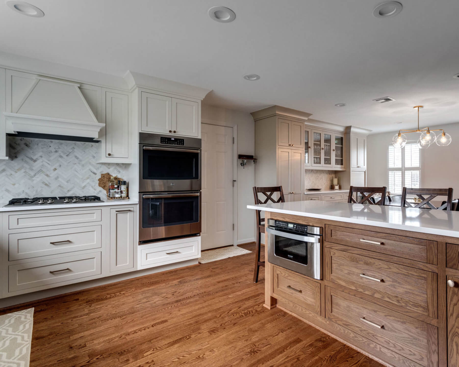 This peninsula island kitchen separates the kitchen into two rooms, one for cooking and one for entertaining.