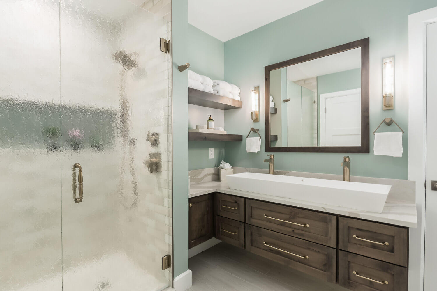 An L-shaped Floating Vanity that wraps the corner in a transitional style master bath.