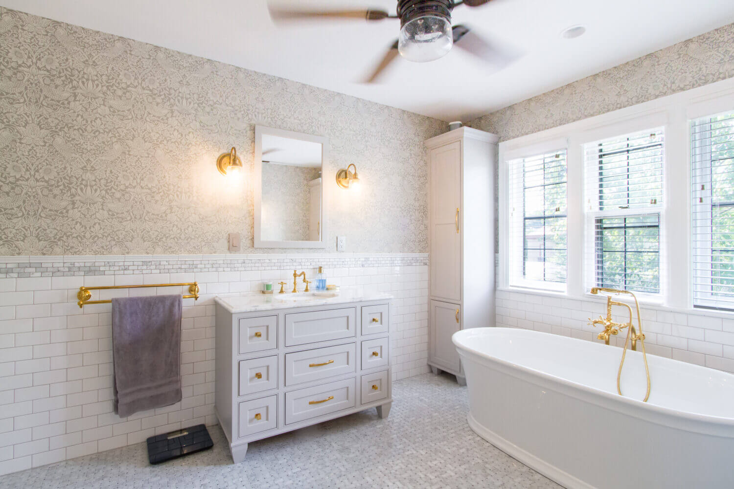 Trendy Gray White And Gold Master Bath Dura Supreme Cabinetry   SKEB01 Shorewood Master Bath Gray White Gold 02 1500x1000 