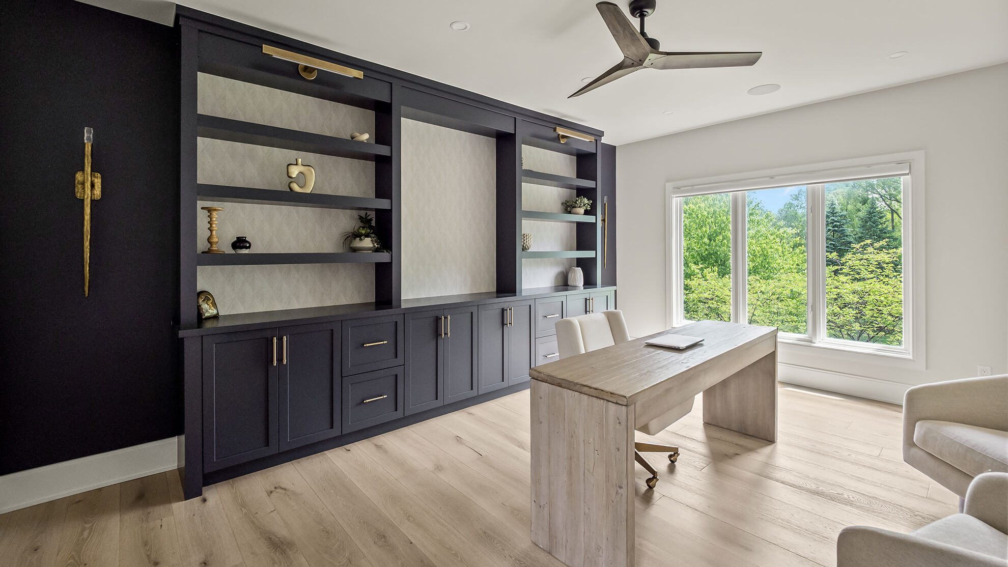 The home office features Dura Supreme’s Hudson door style in the “Cyberspace” Curated Color.